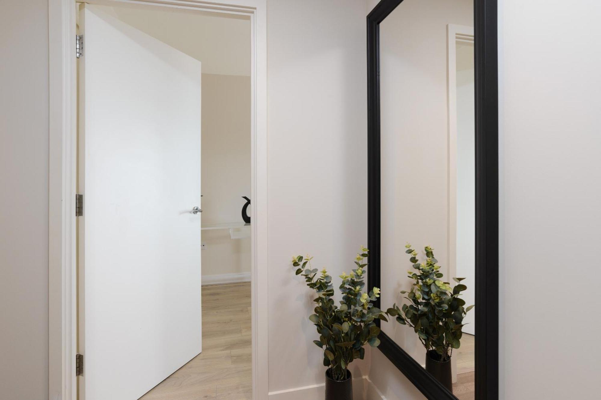 Premium Apartment - Allocated Parking - Great Location 普里茅斯 外观 照片